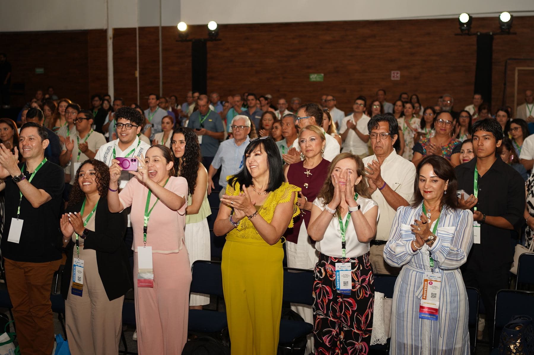 Asistentes aplaudiendo en la clausura