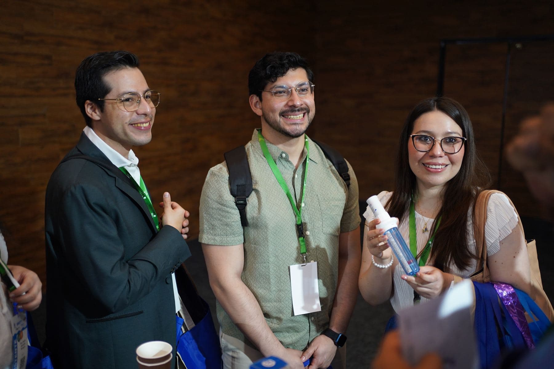 Colegas conversando en la expo comercial