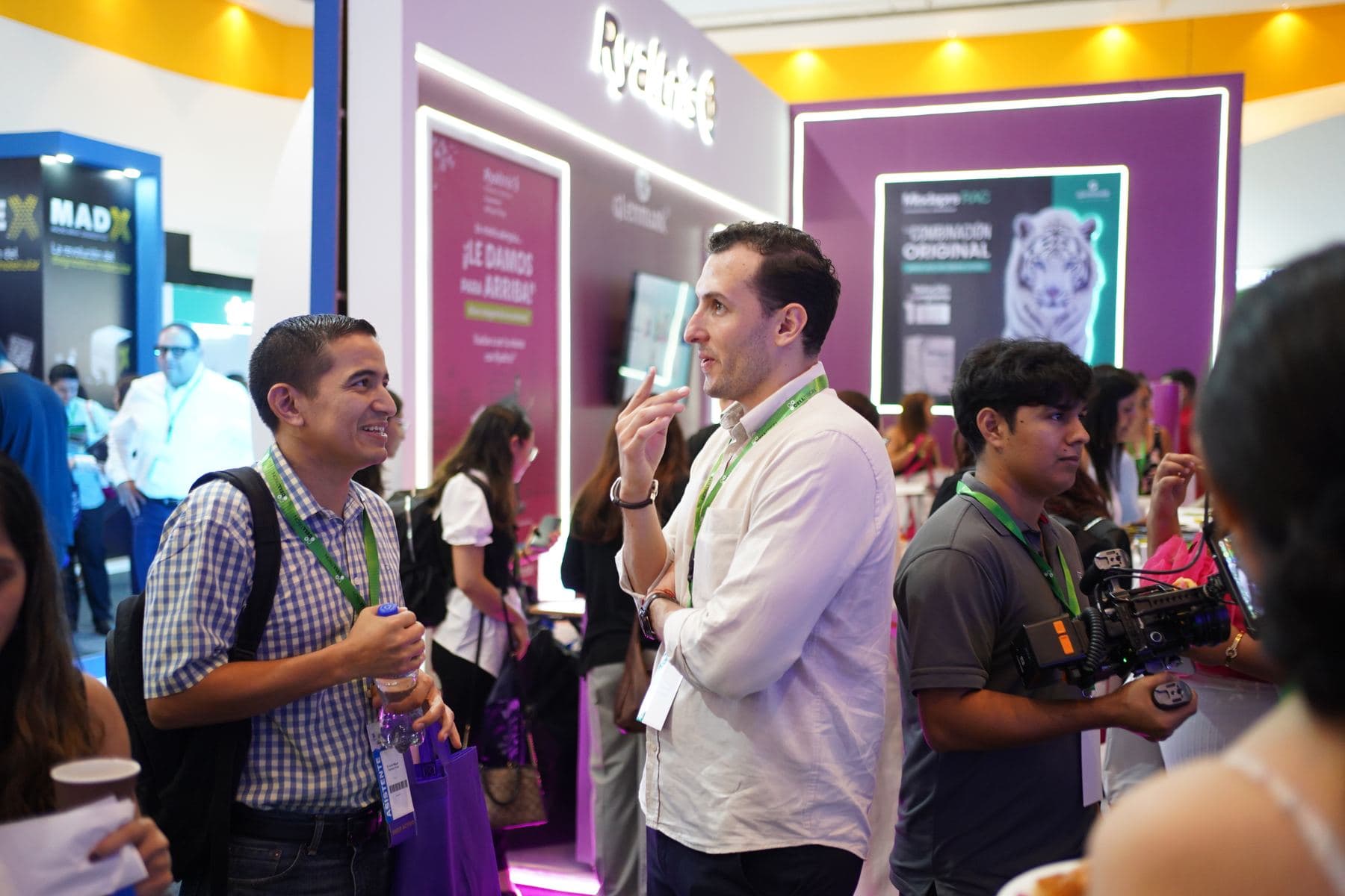 Asistentes recorriendo la expo comercial de CMICA 2026