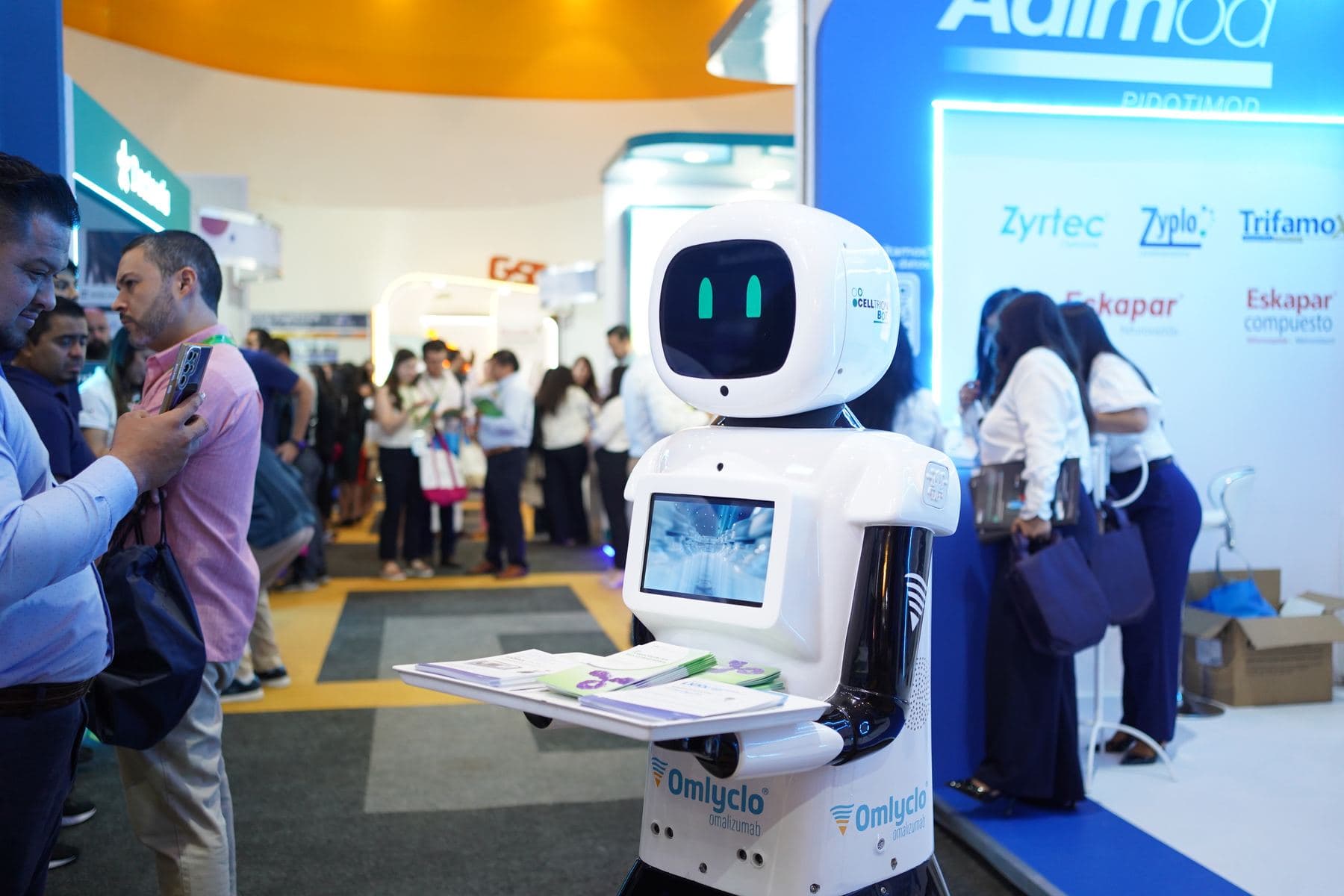 Stand con robot interactivo en la expo de CMICA 2026