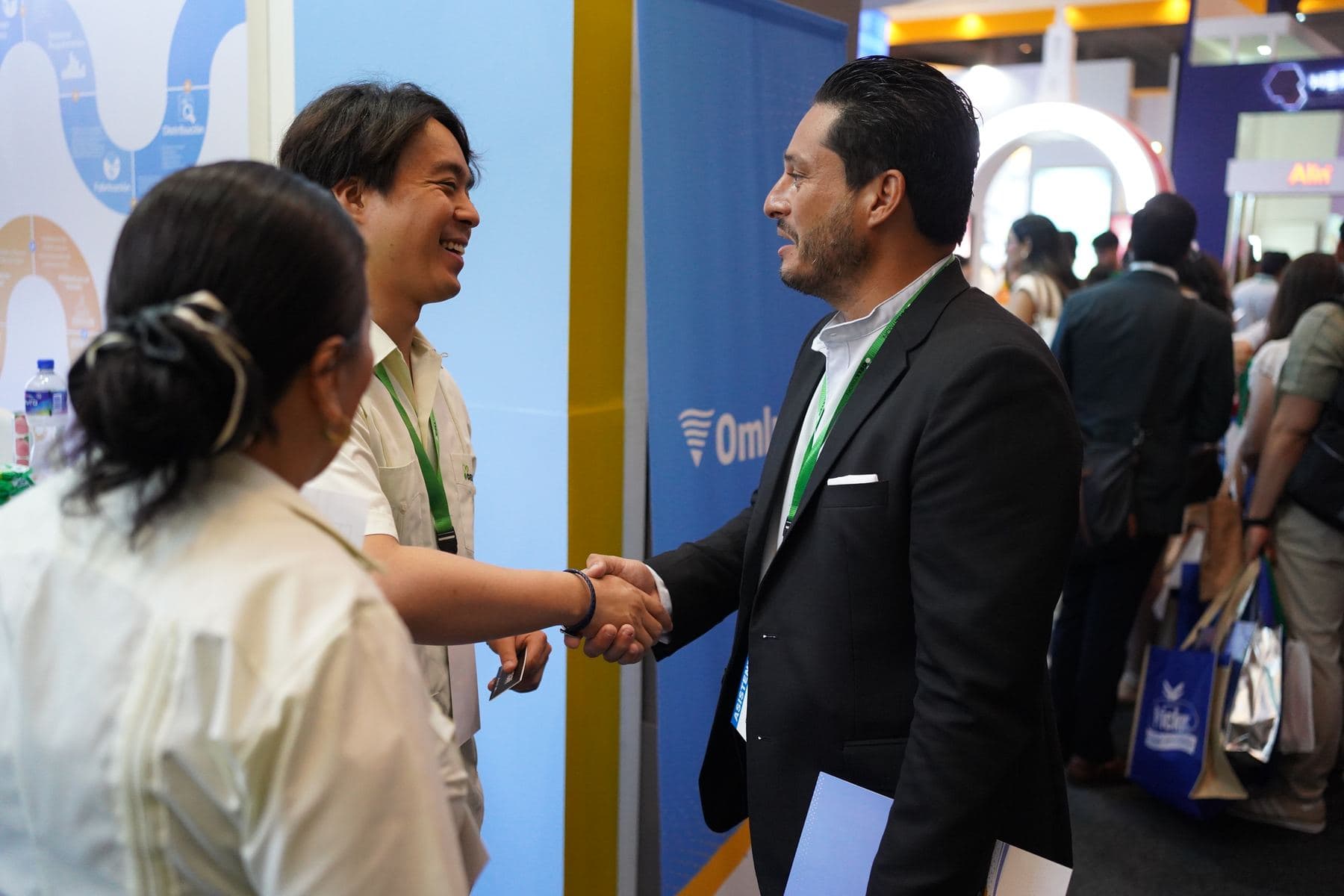 Expositor saludando a un médico en su stand