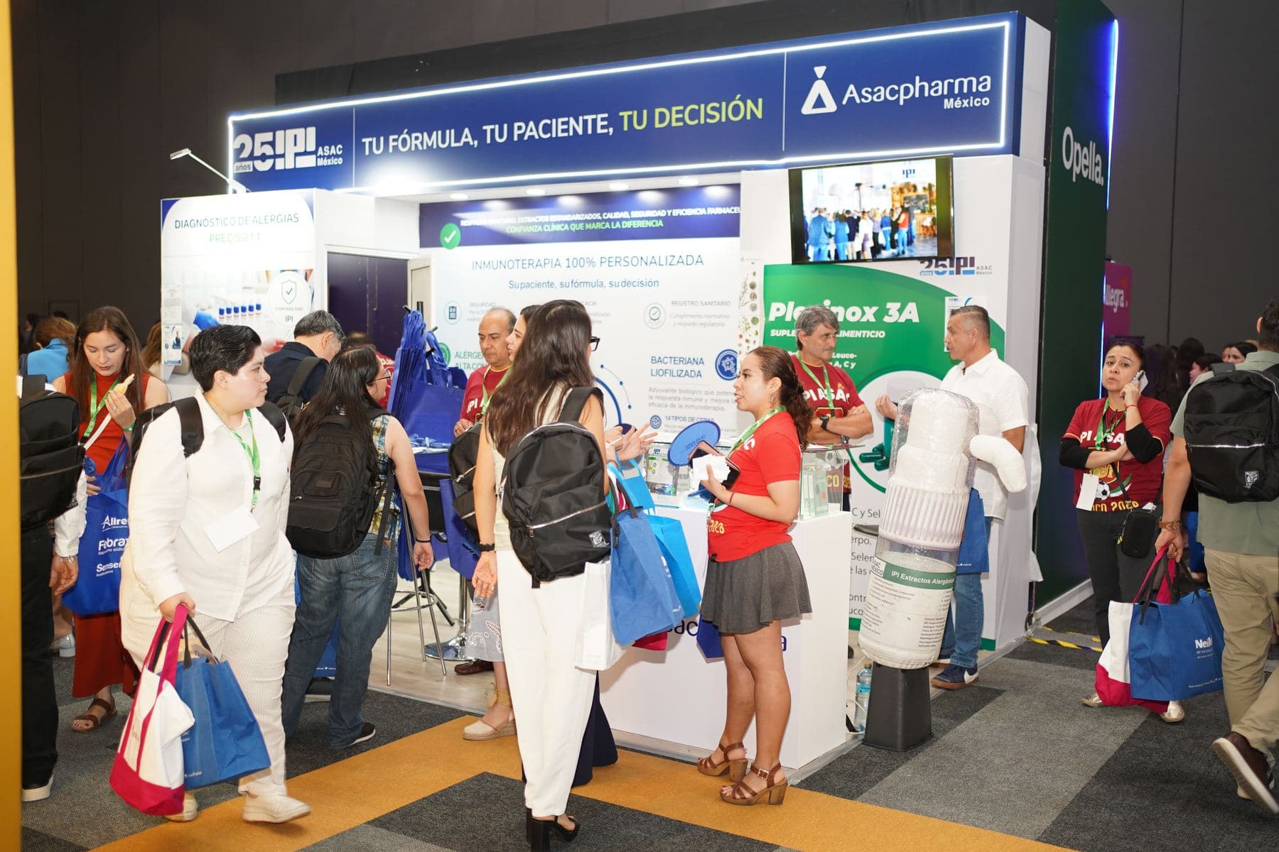 Asistentes visitando un stand en la expo comercial de CMICA 2026