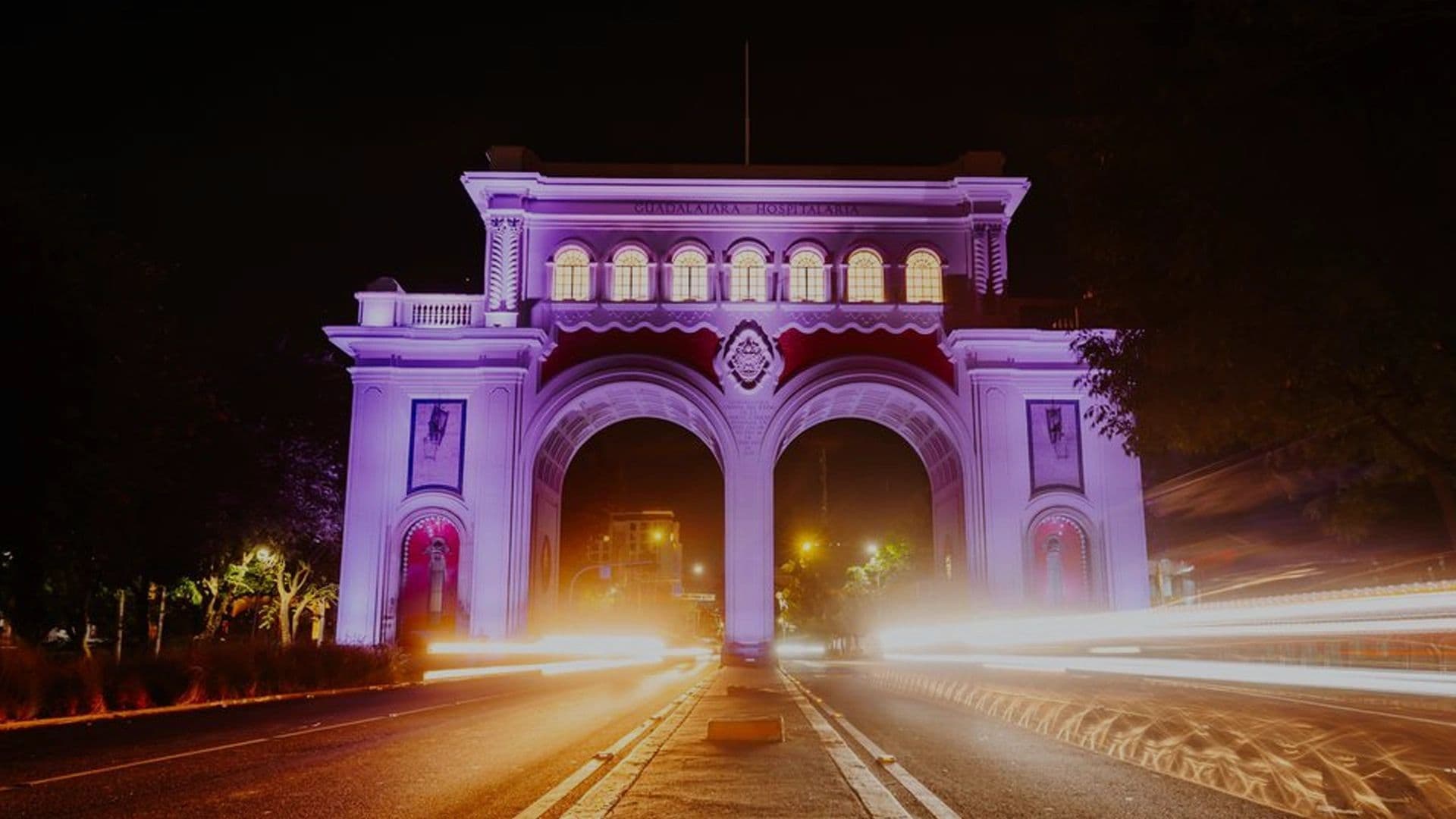 Los Arcos de Guadalajara iluminados de noche