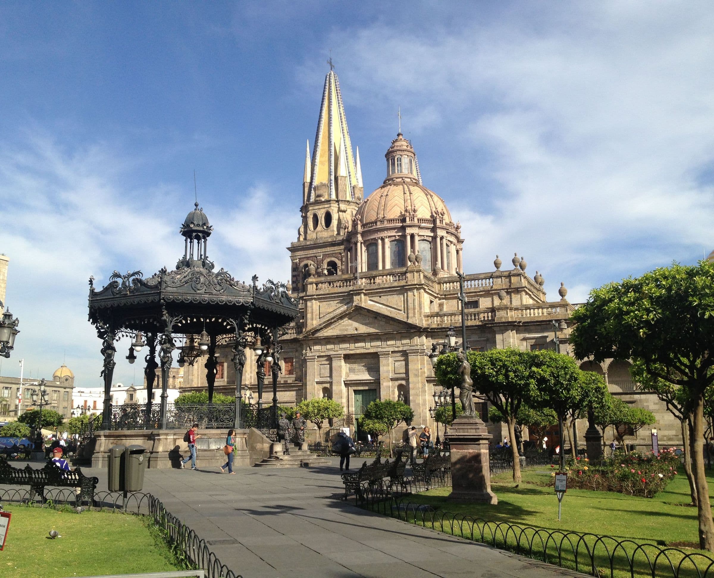 Catedral de Guadalajara y kiosco de la Plaza de Armas en un día soleado