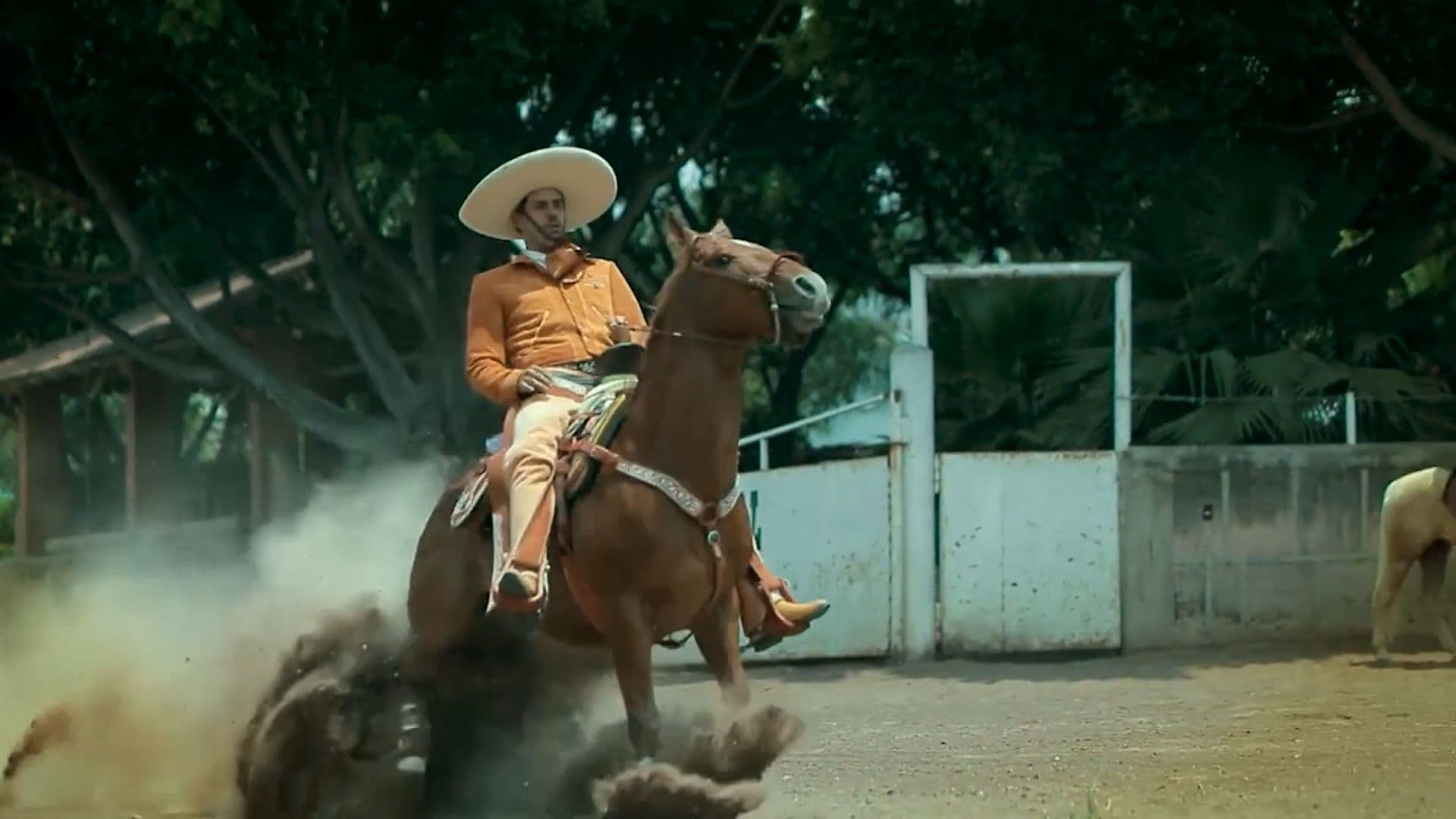 Charro a caballo en un lienzo charro de Jalisco