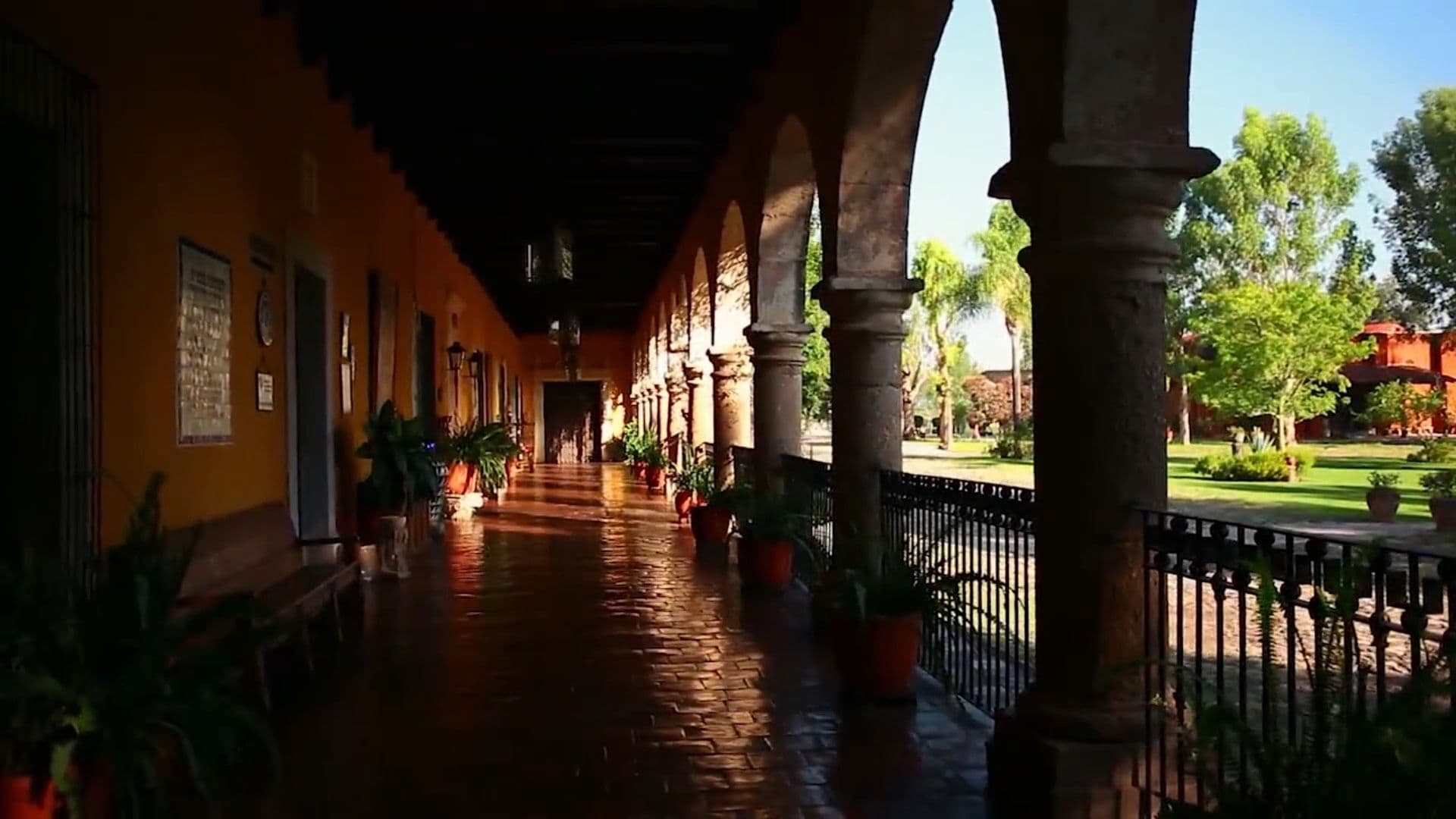 Corredor de una hacienda tapatía con arcos y macetas