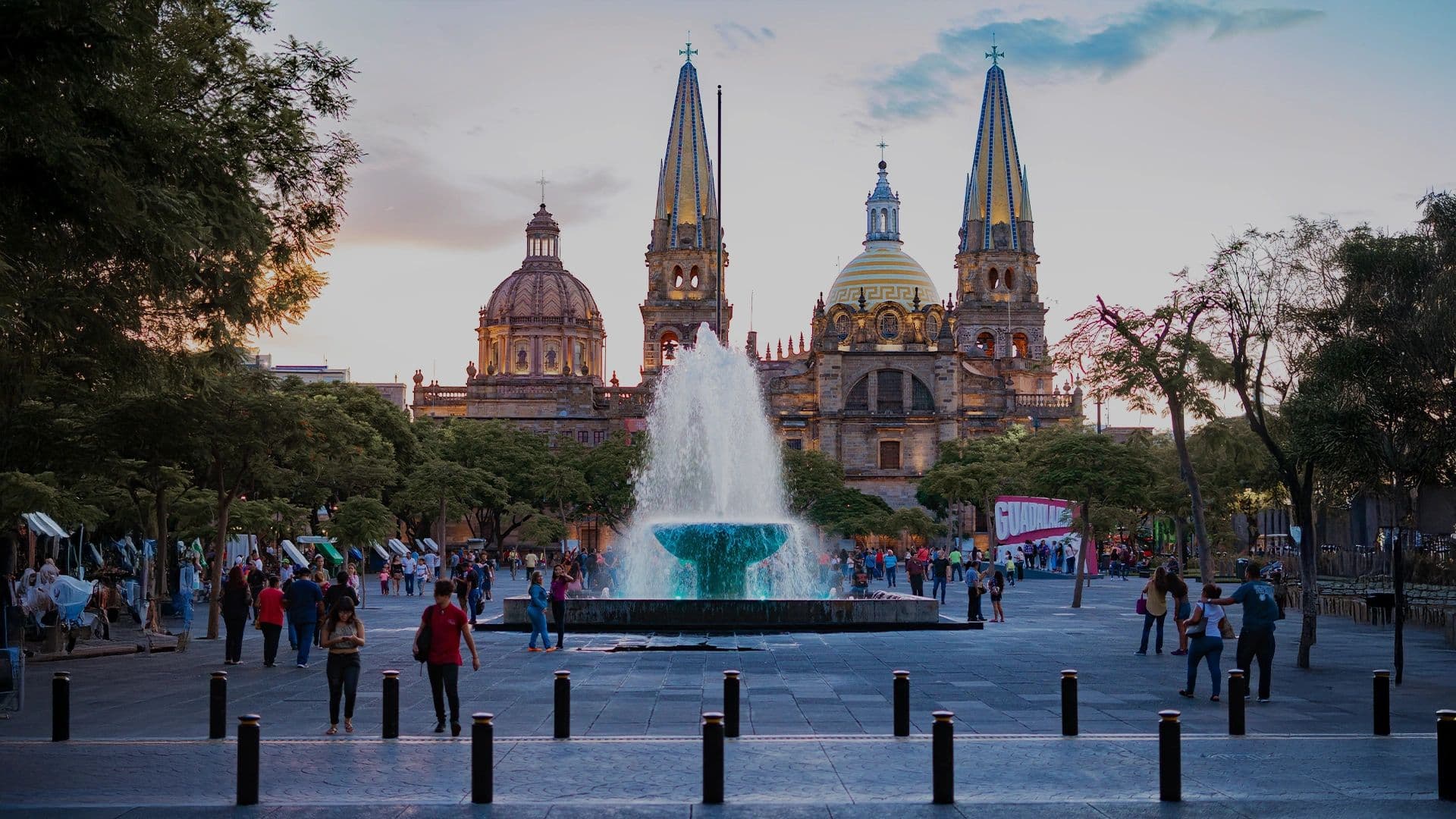 Plaza Guadalajara con su fuente frente a la Catedral